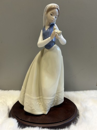 Nao lladro feathered friend - lladro,,
