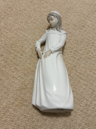Nao lladro girl with torn - nao,