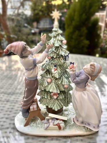 Lladro 5897 trimming the - trimming,