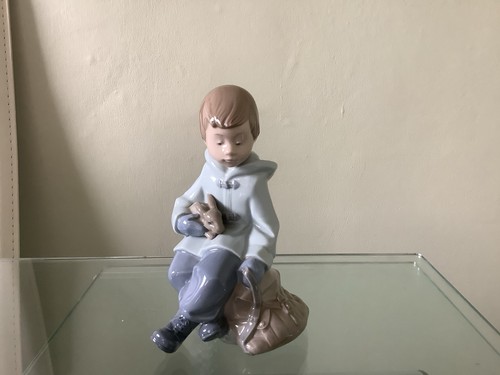 Nao lladro 1037 boy - by,
