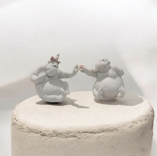 Nao lladro shy - by,
