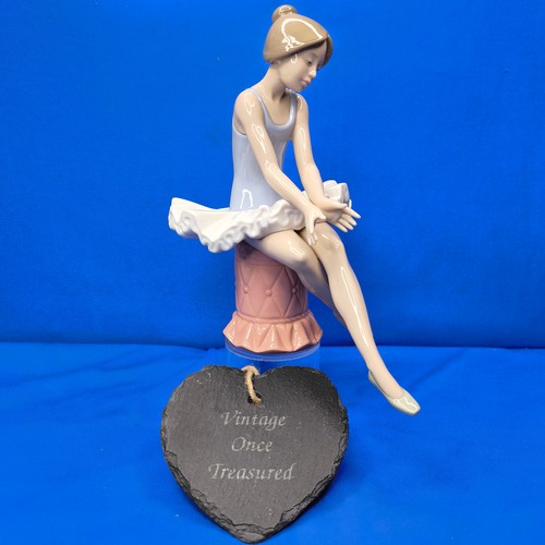 Nao lladro 1179 sitting - by,