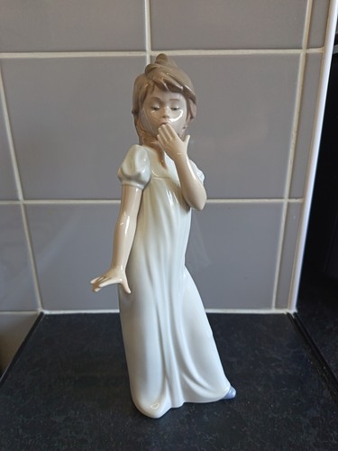 Nao lladro young girl - by,