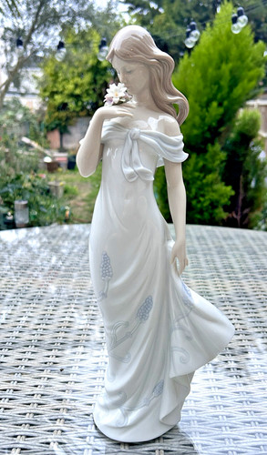Lladro 6918 flower whisper - a, flower's