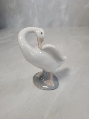Vintage lladro daisa - lladro, preening