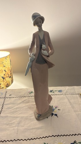 Nao lladro autumn stroll - by,