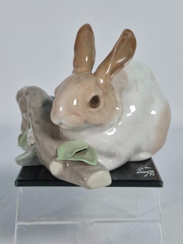 1971 1998 lladro rabbit eating - 1971-1998,