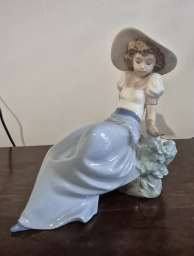 Nao lladro figurine girl - figurine,