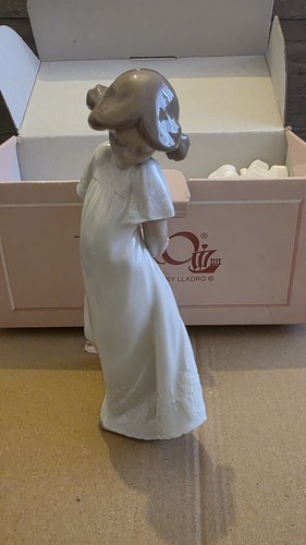 Nao lladro figurine 01109 - by,