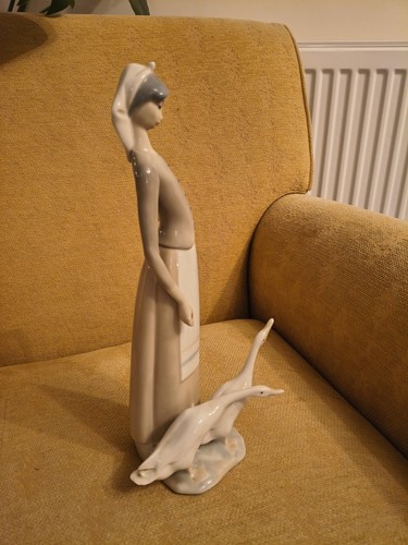 Lladro figurine girl with - lladro, figurine,