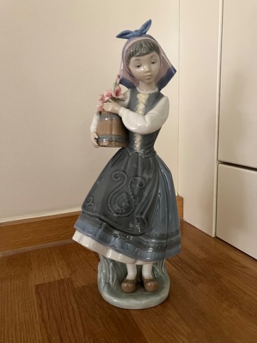Lladro dutch girl with flowers - girl,