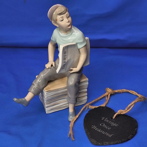 Nao lladro newspaper - nao,