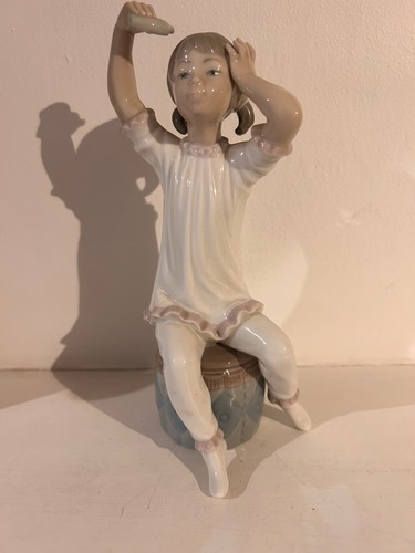 Lladro figurine girl - lladro,