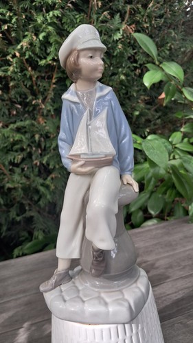 Lladro sitting boy with yacht - sitting,