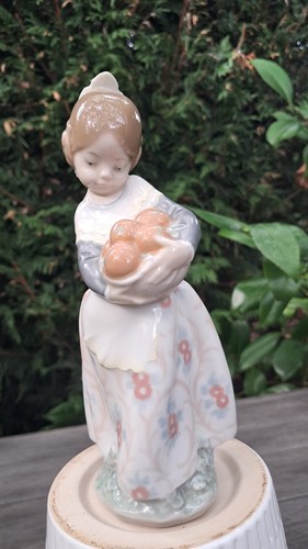 Lladro girl from valencia - lladro,