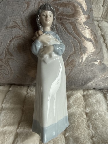 Nao lladro girl - by,