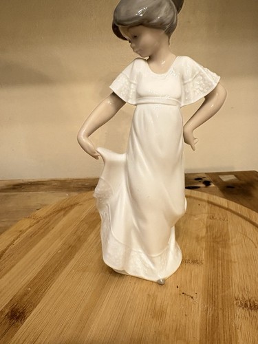 Nao lladro elegant - by,
