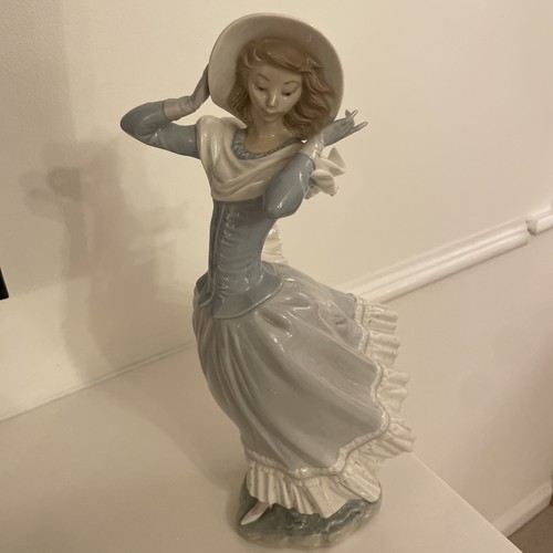 Lladro figurine 4936 titled - figurine, #4936