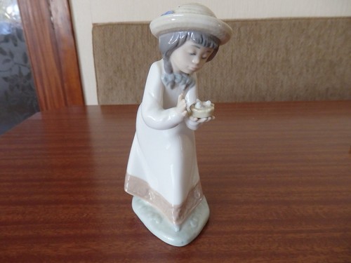 Nao lladro tender - by,