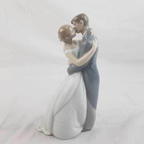 Nao lladro kiss - a,