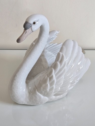 Lladro white swan with - white,