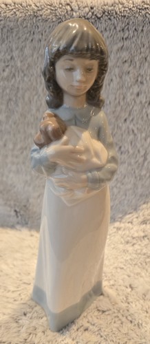 Nao lladro girl holding - lladro,